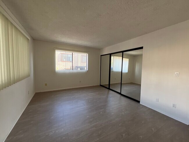 Building Photo - 611 S 6th St