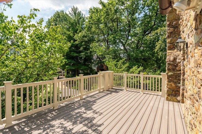 Building Photo - Exceptional Living in the Heart of Arlingt...
