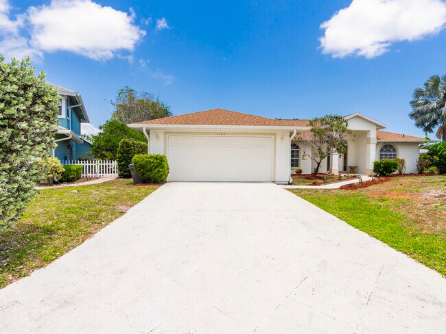 Building Photo - 1123 SW Oak Hollow Ct