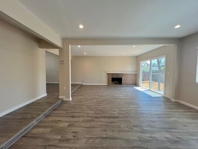 Building Photo - Beautiful fully remodeled 4 bedroom