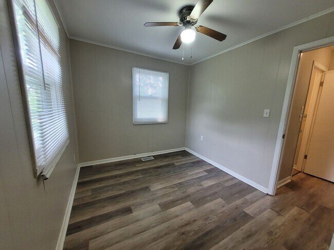 Building Photo - Cozy two bedroom home, pet friendly!