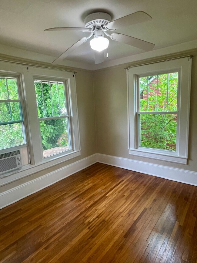 Building Photo - Beautiful Historic Kenilworth 3 bed, 1.5 b...