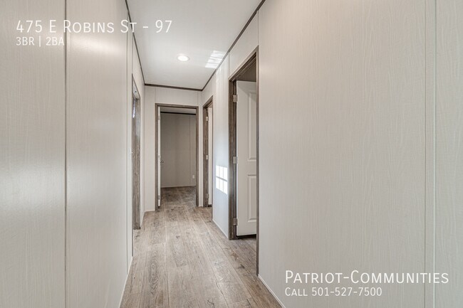 Building Photo - 475 E Robins St