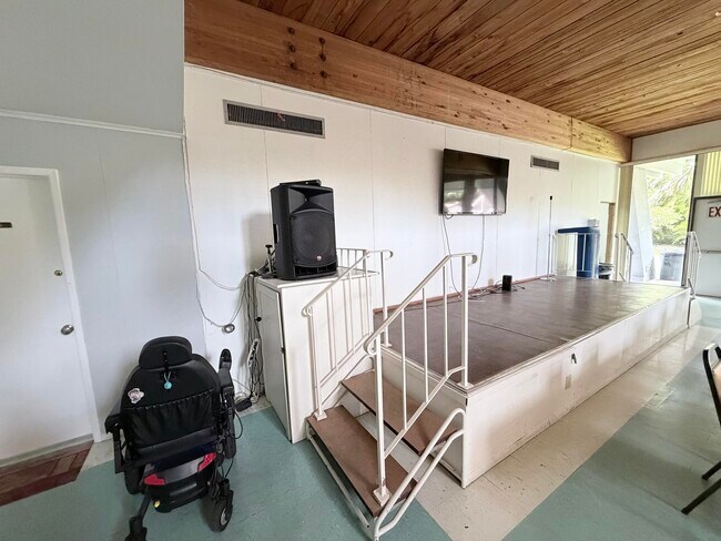 Building Photo - 1000 NE 14th Ave