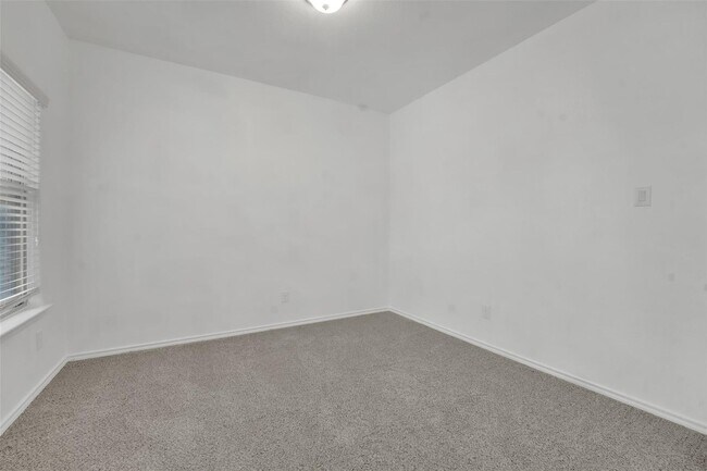 Building Photo - MOVE-IN SPECIAL! Enjoy $500 OFF your first full month’s rent when you move in on or before August...