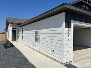 Building Photo - 121 Nespral Dr