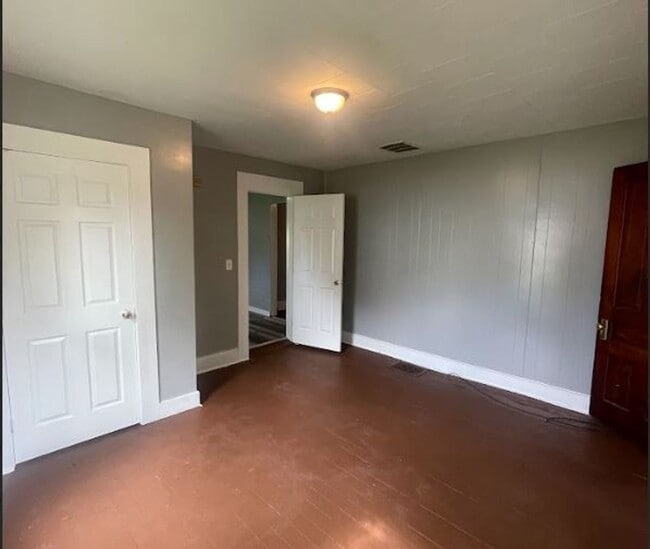 Building Photo - 3 bed 1 bath close to everything in Dayton!