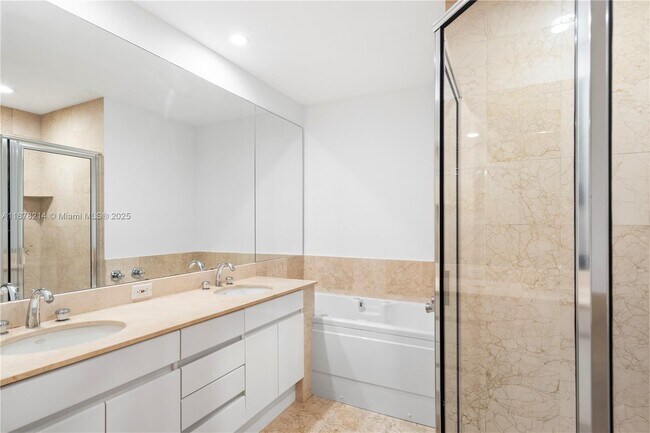 Building Photo - 808 Brickell Key Dr