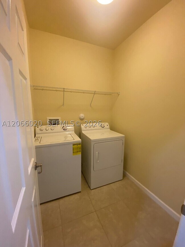 Building Photo - 9438 SW 171st Ct