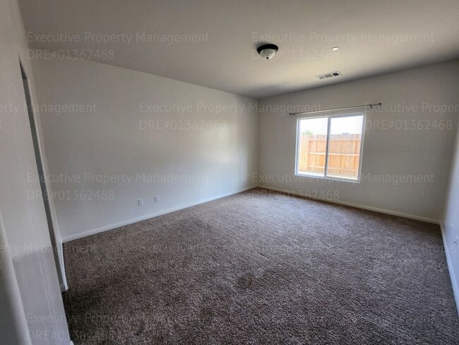 Building Photo - 3 bedroom/ 2 bathroom home located in a cu...