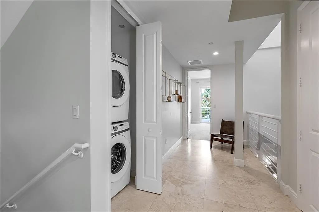 Building Photo - 302 NE 8th Ave