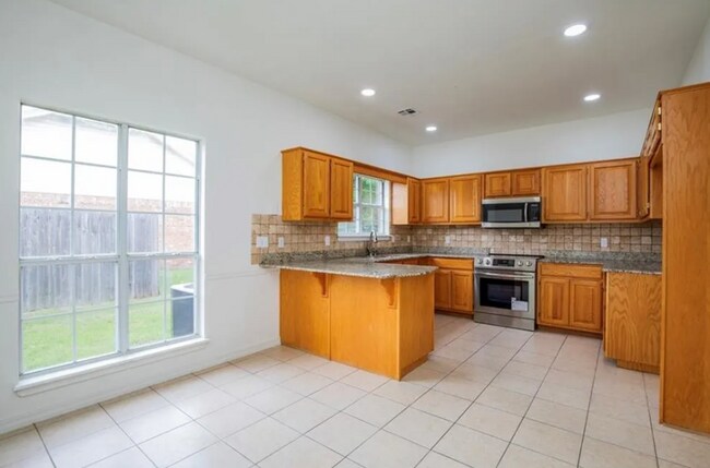 Building Photo - Great Location! Family House! 3 bedroom,  2.5 bathroom, large bonus room, 2 car garage