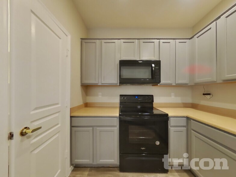 Building Photo - 6410 S 72nd Ln