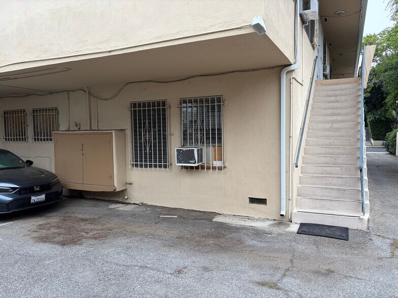 Building Photo - 907 N Gardner St