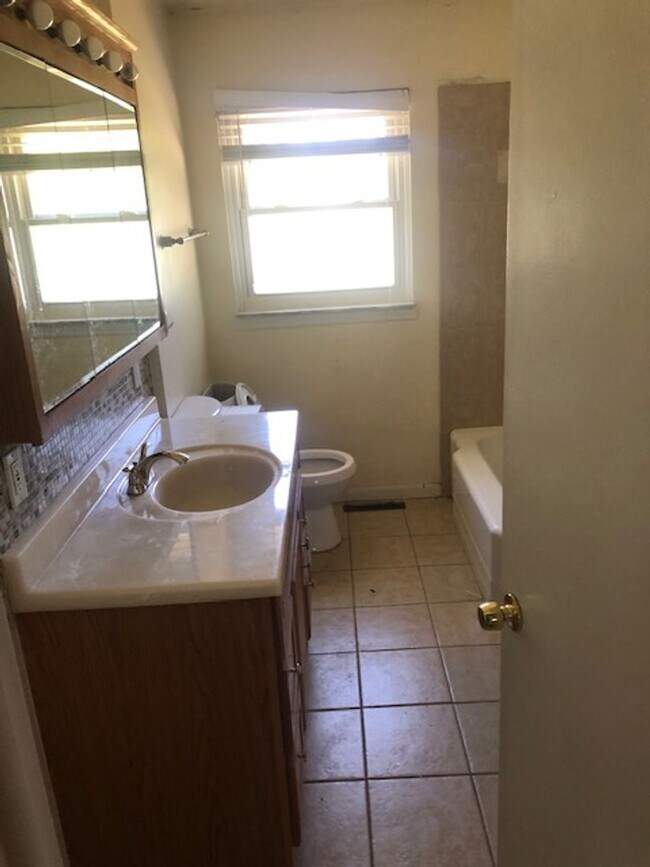 Building Photo - LOCATION, LOCATION, 3 BEDROOM HOUSE FOR LE...