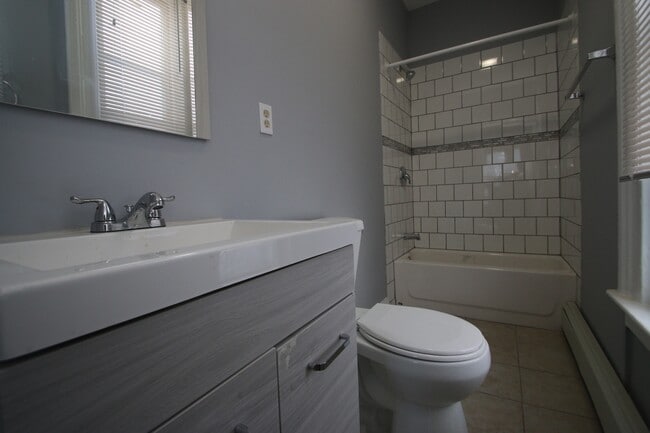 Building Photo - 273 Lloyd St