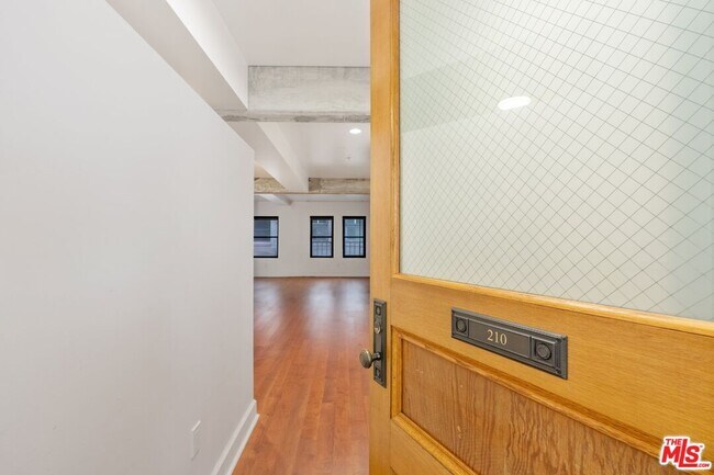 Building Photo - 416 S Spring St