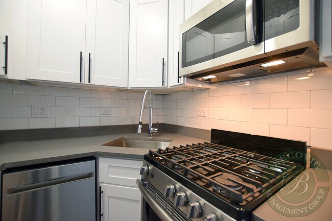 Building Photo - 1521 W Sherwin Ave