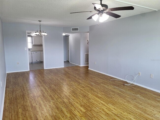 Building Photo - 4775 Cove Cir