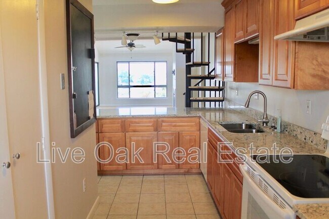 Building Photo - 3200 Lynnhaven Dr