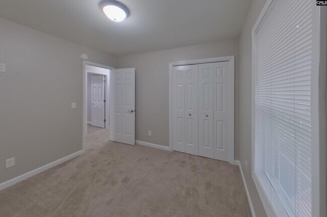 Building Photo - 229 Montclaire Cir