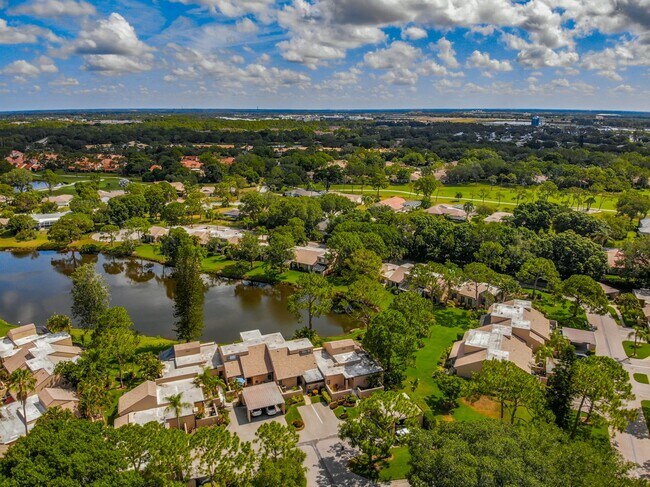 Building Photo - RARE 3 BEDROOM/ 2 BATH IN THE HIGHLY DESIR...