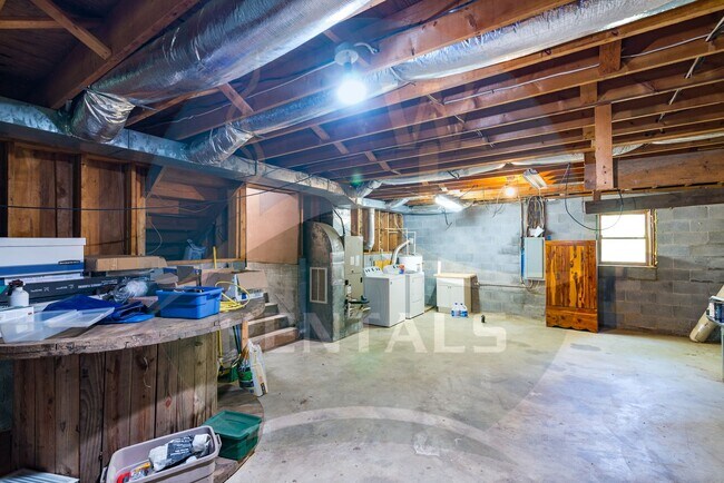 Building Photo - Beautifully remodeled 4 bedroom 2 bath hom...
