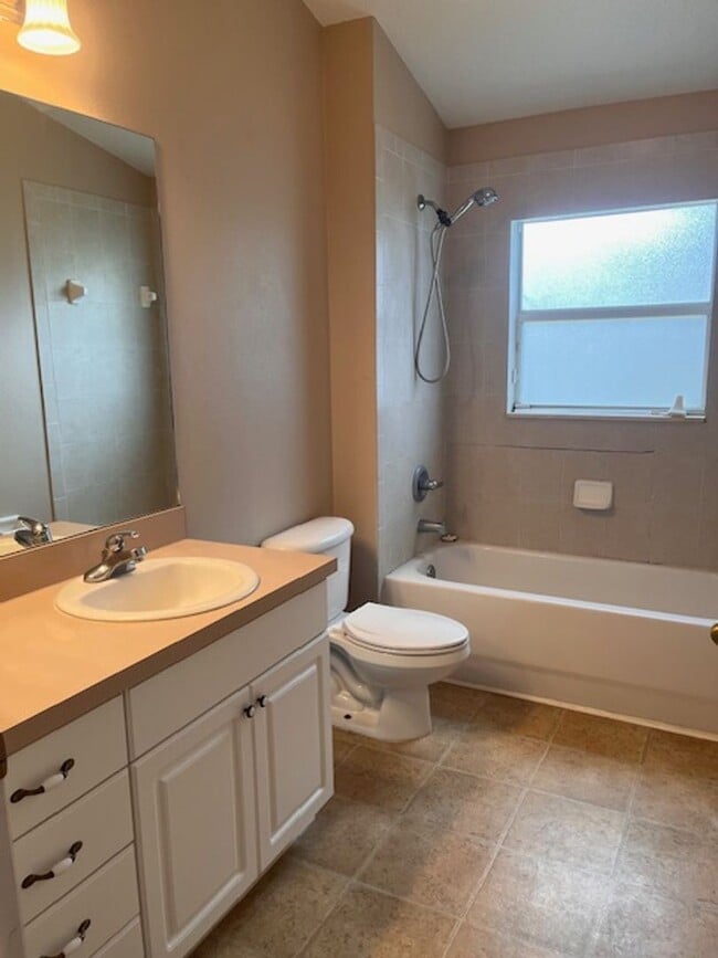 Building Photo - 3 Bedroom 2 Bath