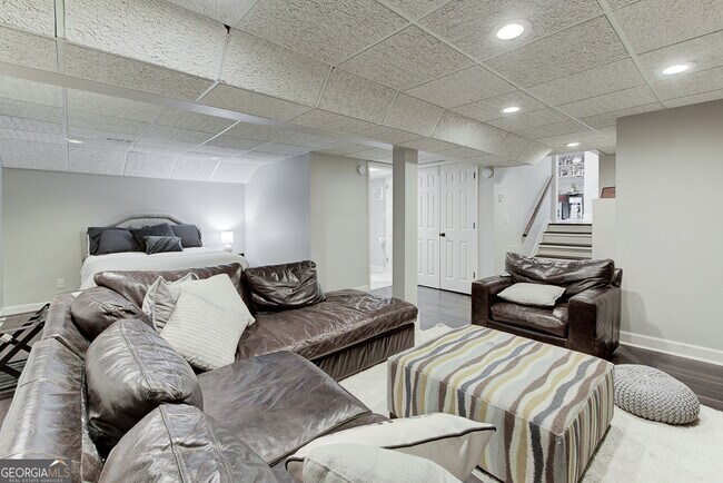 Building Photo - 209 Cedar Dr