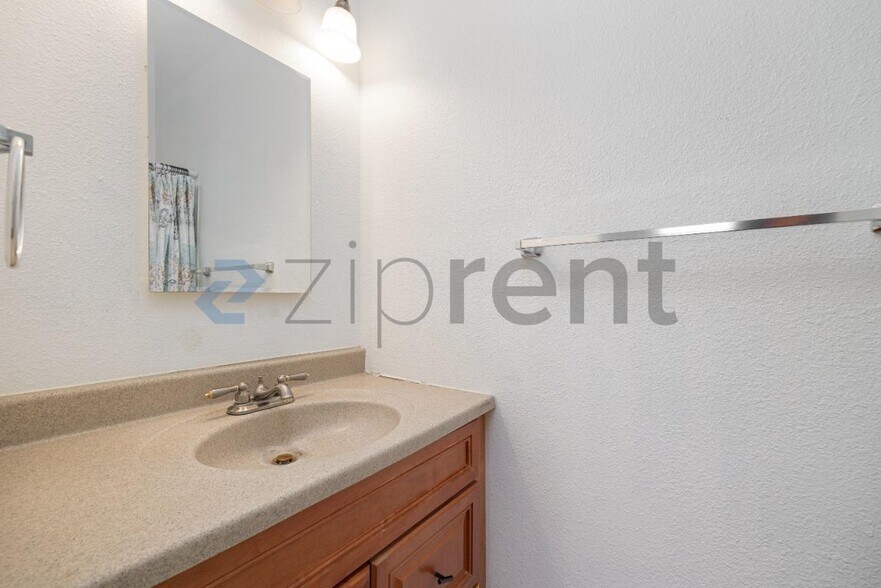 Building Photo - 221 Westlake Dr