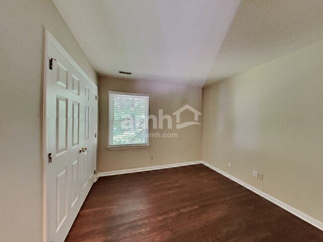 Building Photo - 7401 Kinsmore Ln