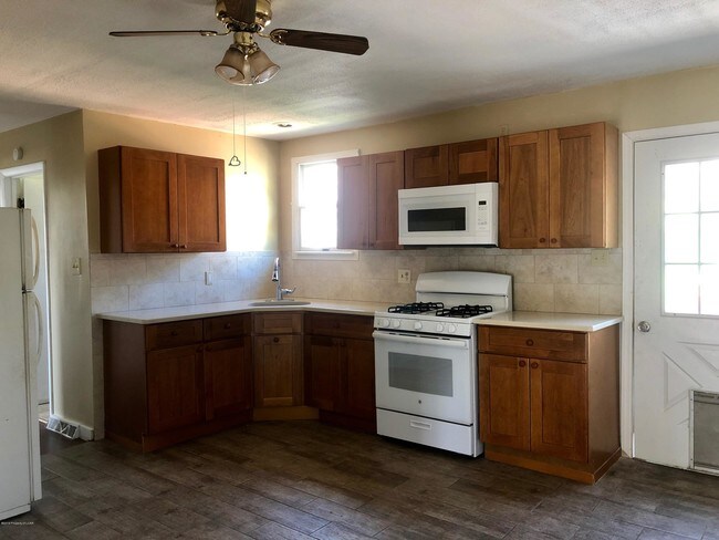 Building Photo - 423-425-425 Moss St