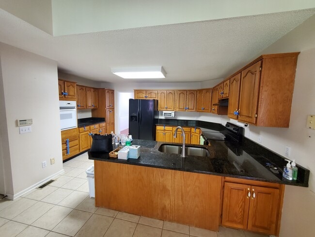 Building Photo - 5621 Chestnut Pond Dr
