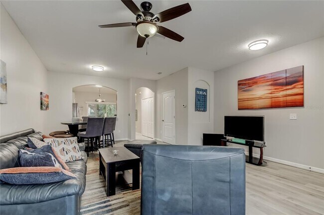 Building Photo - 1138 Hillhurst Dr