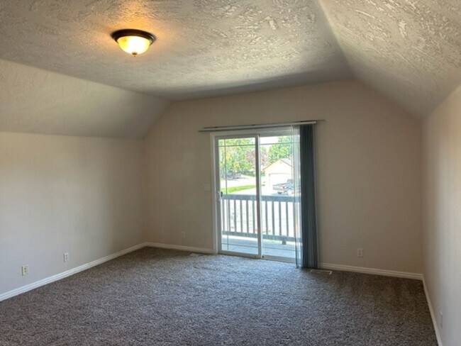 Building Photo - 943 Mount Hood Pl N