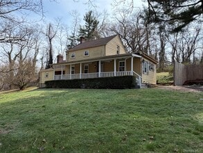 Building Photo - 327 W Neck Rd