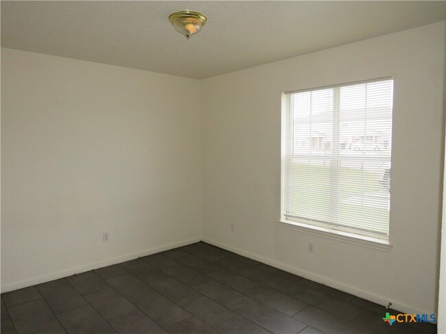 Building Photo - 1602 Dugger Cir