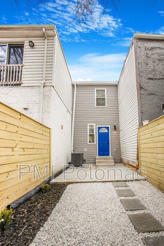 Building Photo - 702 19th St NE