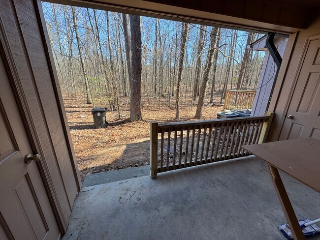 Building Photo - 2 Bedrooms, 1.5 Bathrooms - Townhome in West Rome!