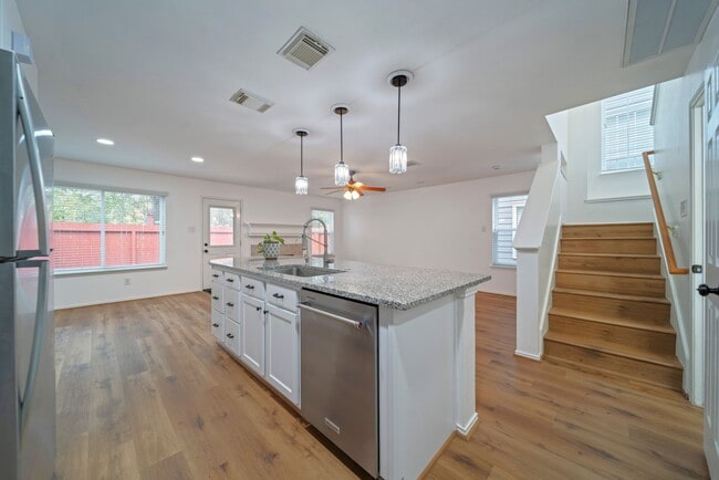 Building Photo - 123 N Villa Oaks Dr