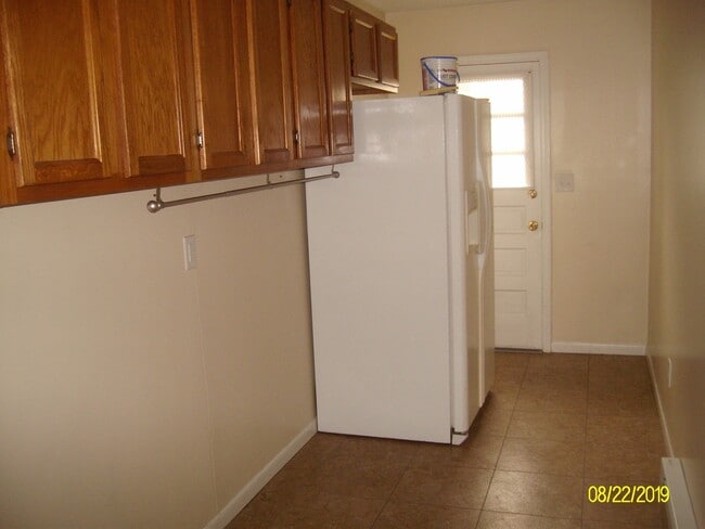 Building Photo - 3 bd-1 1/2 bath