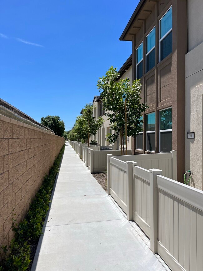 Building Photo - 54 Harmony Dr