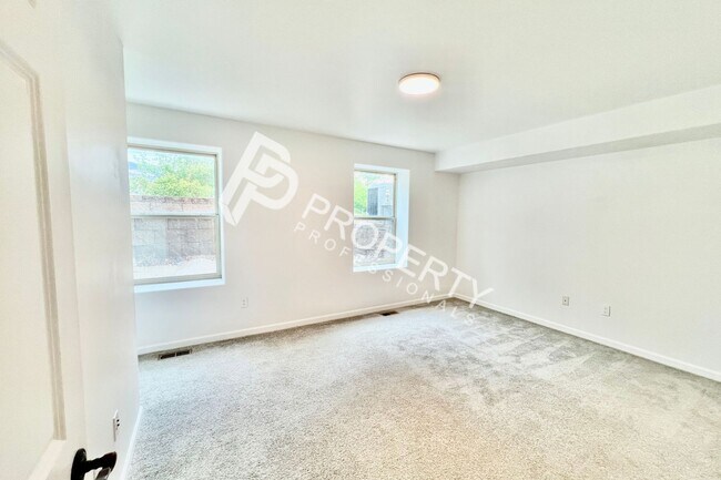 Building Photo - 94 Castle Ridge Dr