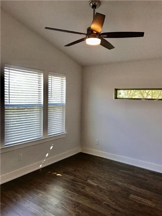 Building Photo - Central Austin / 3 bedroom, 2.5 baths / Mo...