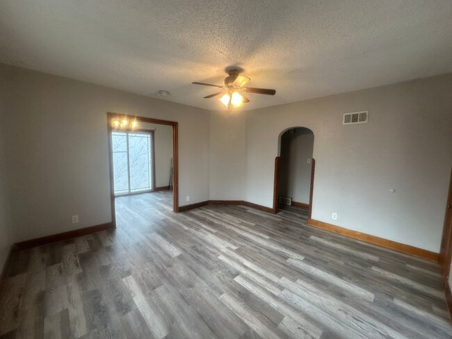 Building Photo - 2 bedroom, 1.5 bathroom, pet friendly home...