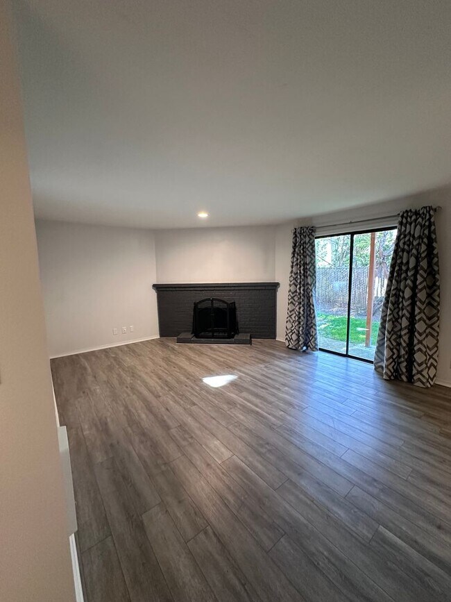 Building Photo - Cozy 2 bdrm 2 bath Condo in Vancouver, WA