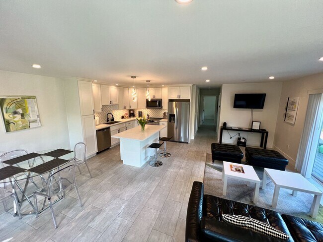 Building Photo - 4640 Montgomery Dr
