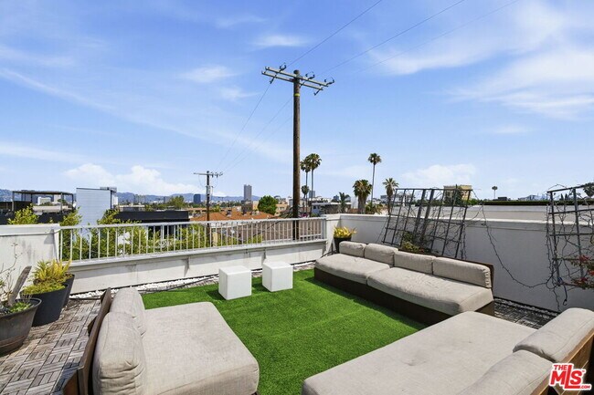 Building Photo - 5911 Saturn St