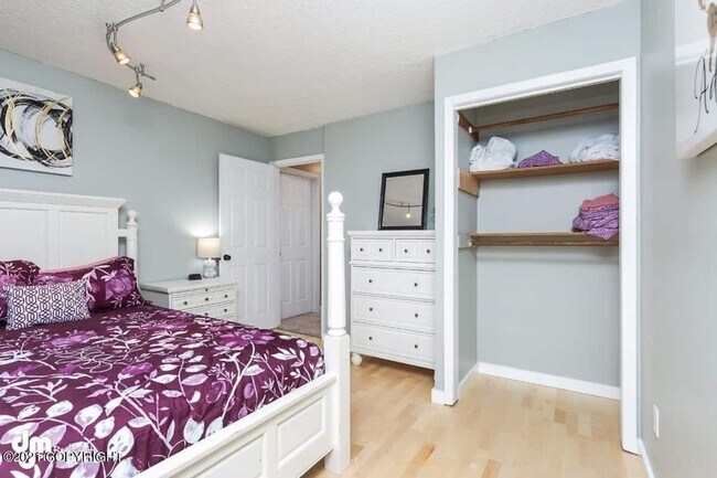 Building Photo - Furnished 3bed/1.5 bath near shopping and more!