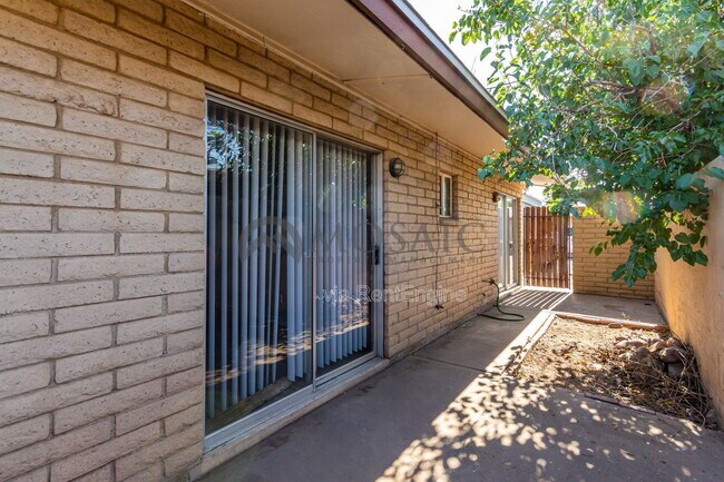 Building Photo - 1204 S McClintock Dr
